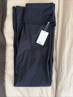 MONDAY BODY MELROSE FLARED LEGGING